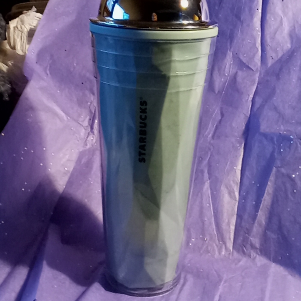 Starbucks 24 ounce cup with dome lid missing straw